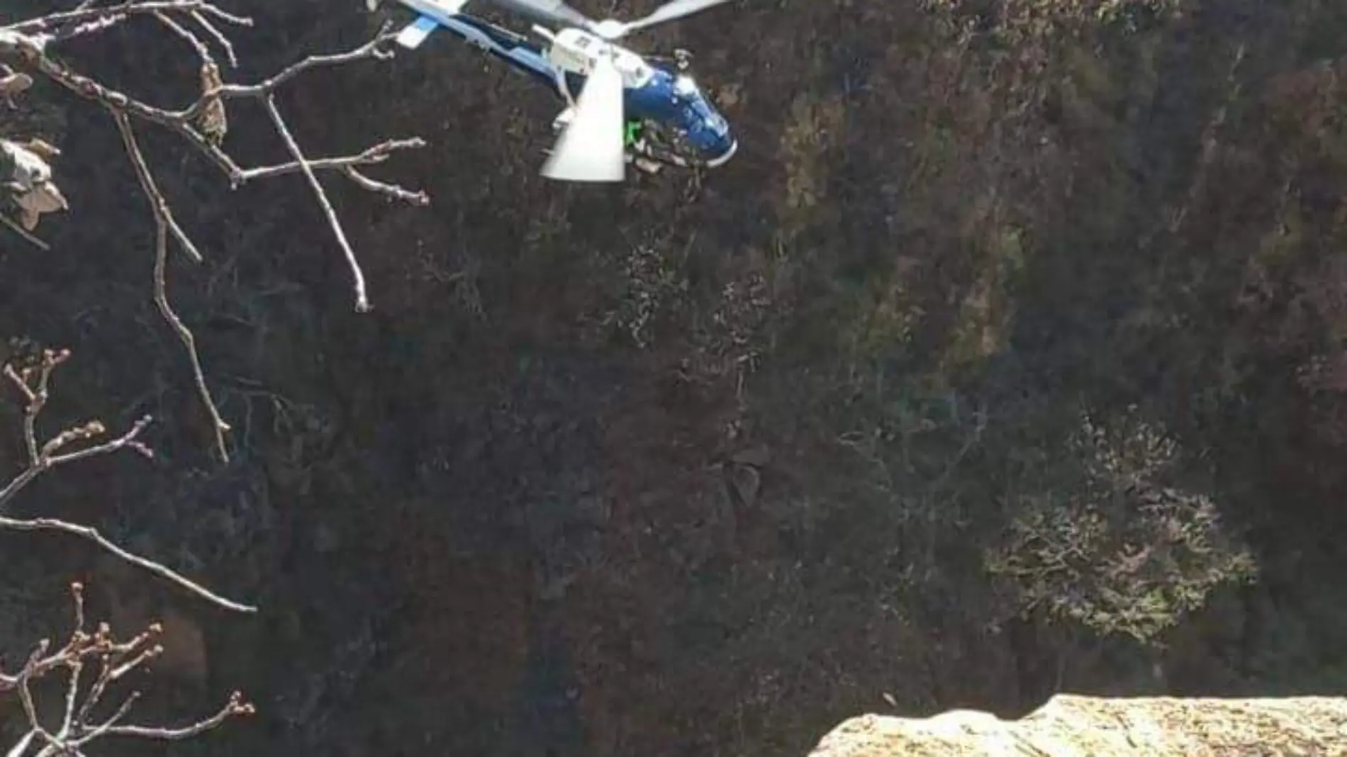 Rescatan a hombre de un barranco